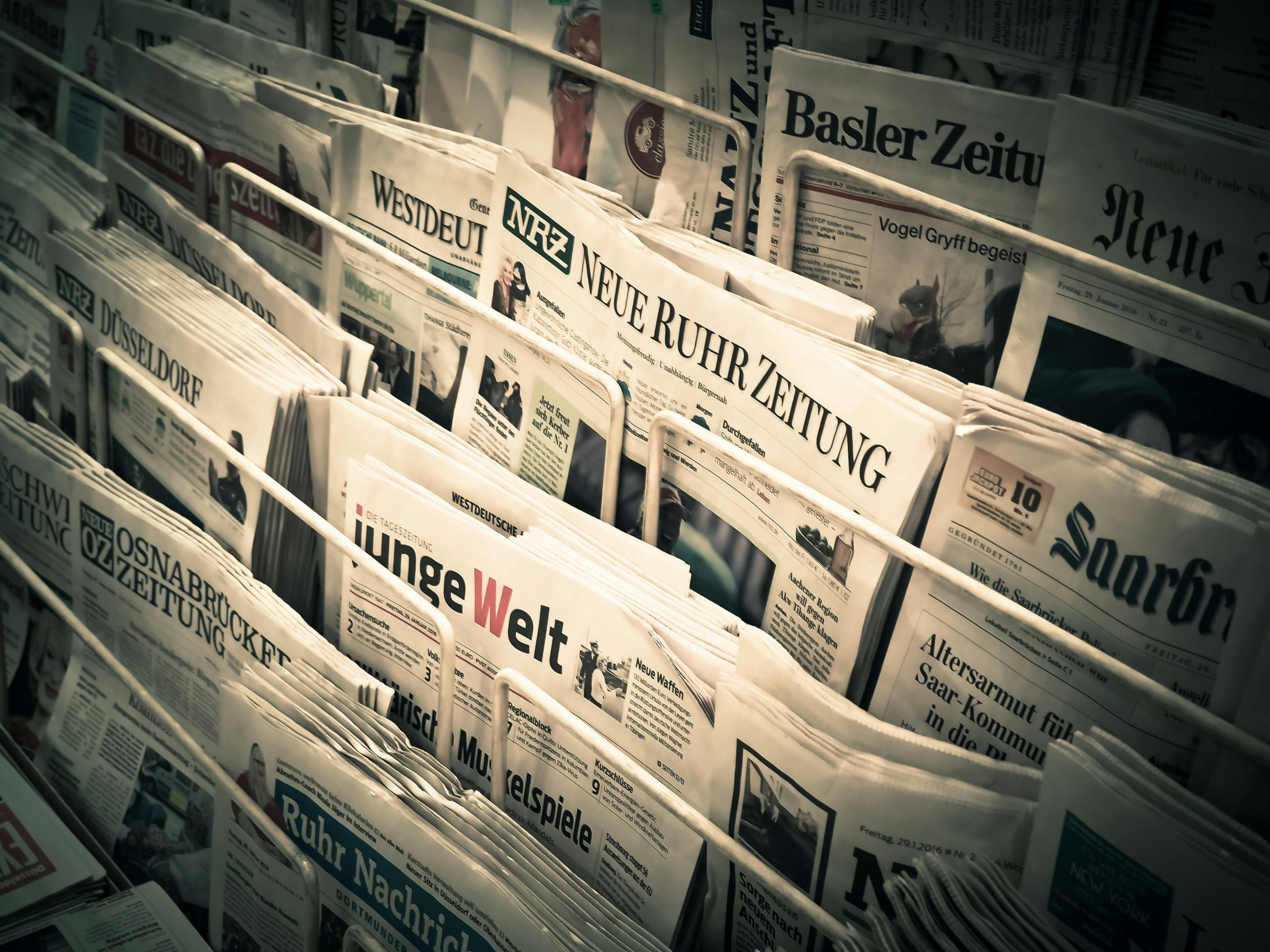 Koran di Zaman Sekarang: Masihkah Layak Dibaca Setiap Pagi?